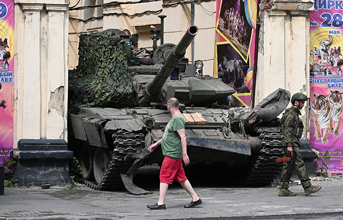 Fighters of Wagner private mercenary group are deployed near a local circus in the city of Rostov-on-Don, Russia, June 24, 2023. REUTERS